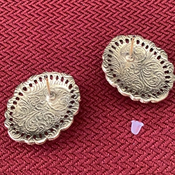 Beautiful pink cabochon rose earrings with gold tone accent - Picture 4 of 5